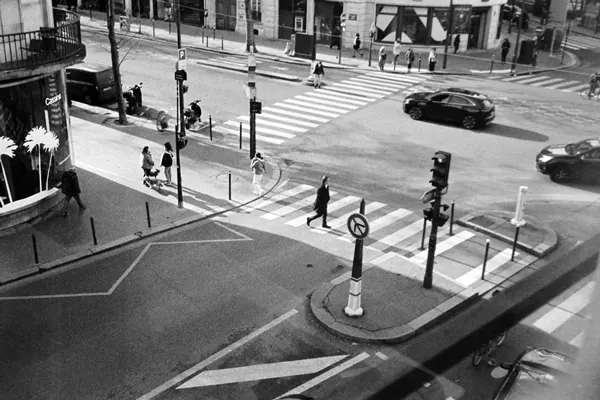 black and white picture of pedestrian in the street of Paris